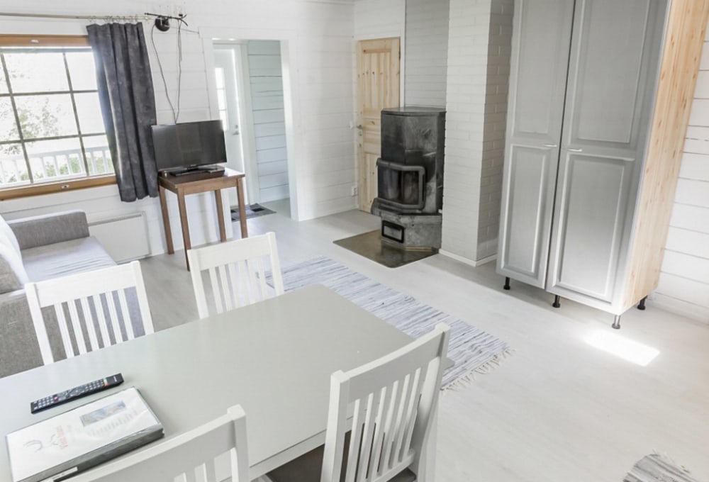 Holiday Village Shoreline Cabin Wohnbereich2